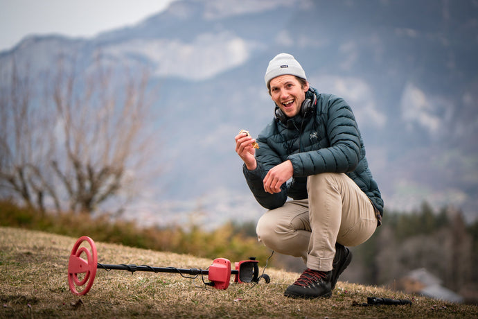 What to look for when using a metal detector in cold weather？